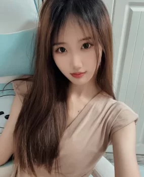 狼友推荐的制服黑丝学妹刚下海,身材很好的丝袜小骚货，年轻漂亮!