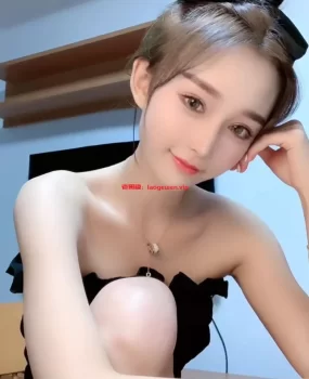 极品中的极品‘’可甜可盐  会吸会夹多水。粉嫩多汁‘’胸挺，姿势配合