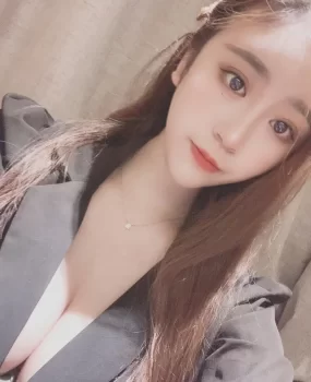 成都大奶粘人小猫咪